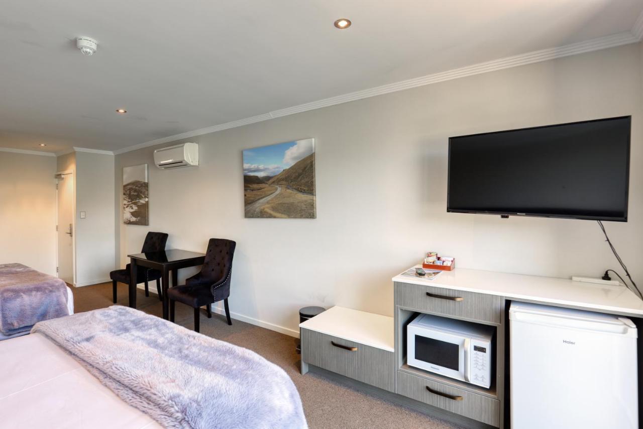 Marsden Lake Resort Central Otago Cromwell Bagian luar foto A typical motel room