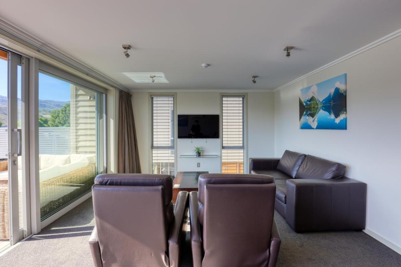 Marsden Lake Resort Central Otago Cromwell Bagian luar foto A living room in a typical apartment at the hotel