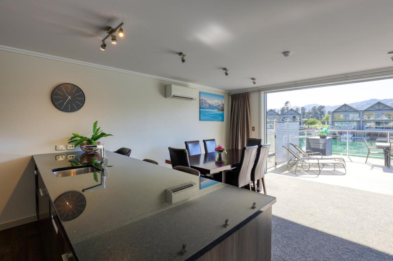 Marsden Lake Resort Central Otago Cromwell Bagian luar foto A kitchen in a modern apartment