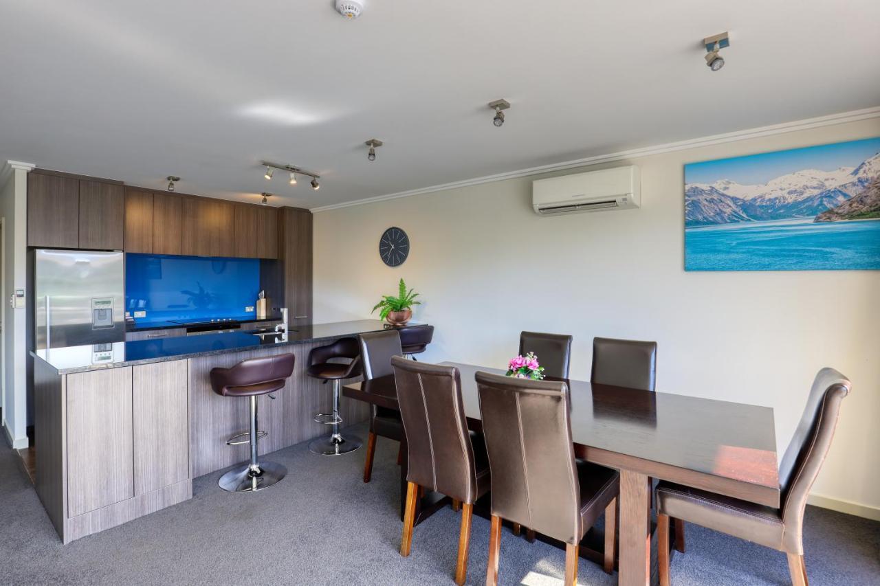 Marsden Lake Resort Central Otago Cromwell Bagian luar foto A kitchen and dining room in a typical apartment