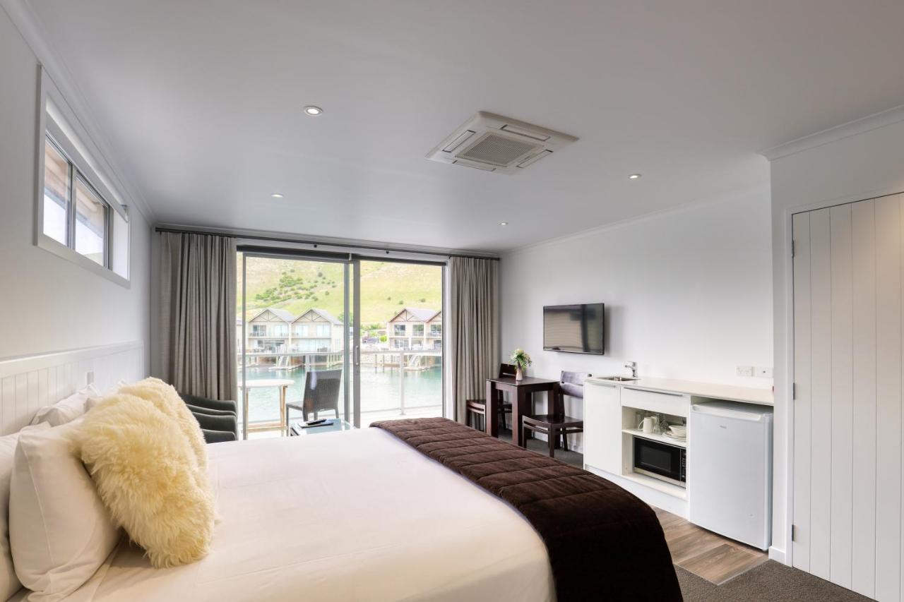 Marsden Lake Resort Central Otago Cromwell Bagian luar foto A room at the hotel
