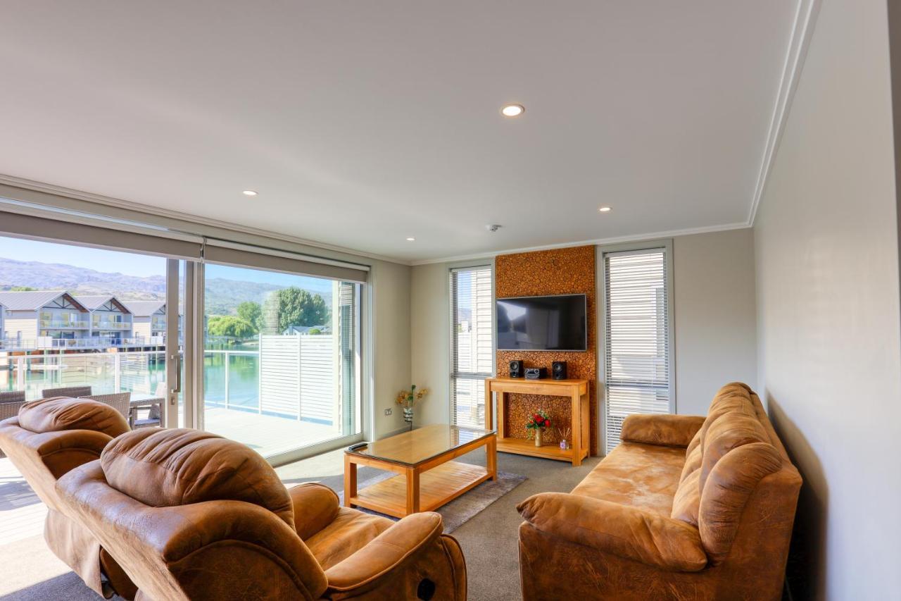 Marsden Lake Resort Central Otago Cromwell Bagian luar foto A living room in a typical apartment at the hotel