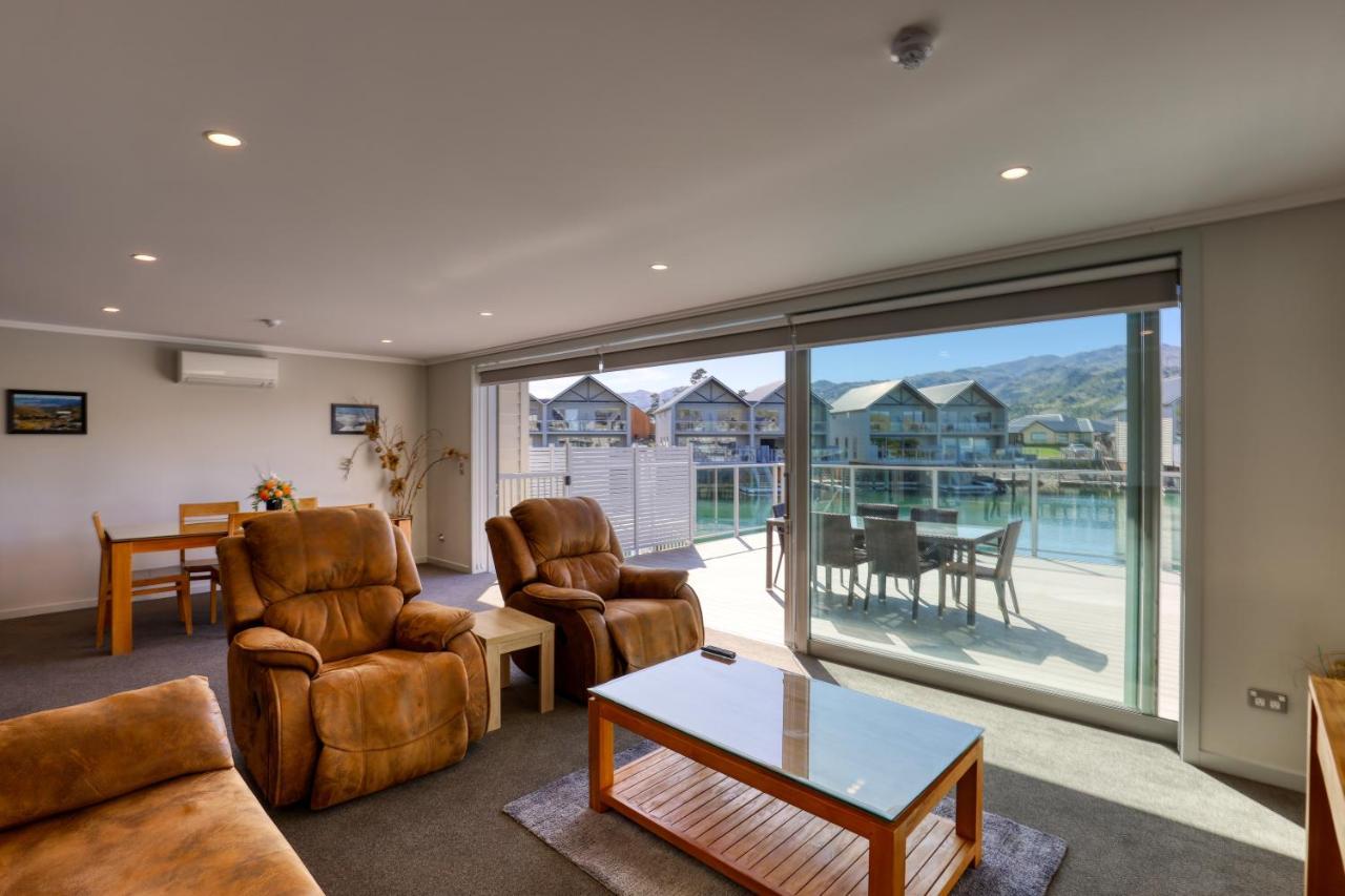 Marsden Lake Resort Central Otago Cromwell Bagian luar foto A living room with sliding doors