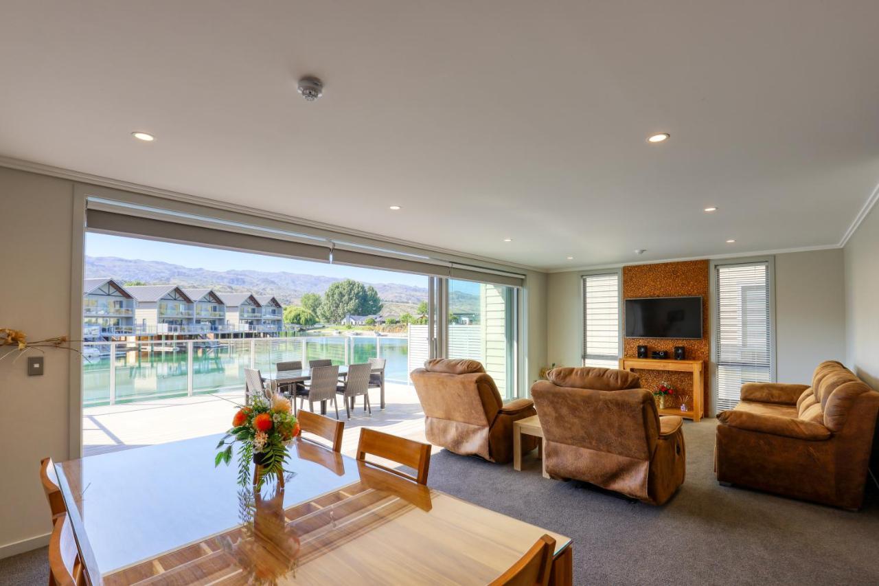 Marsden Lake Resort Central Otago Cromwell Bagian luar foto A living room in a typical apartment at The Lakes Resort