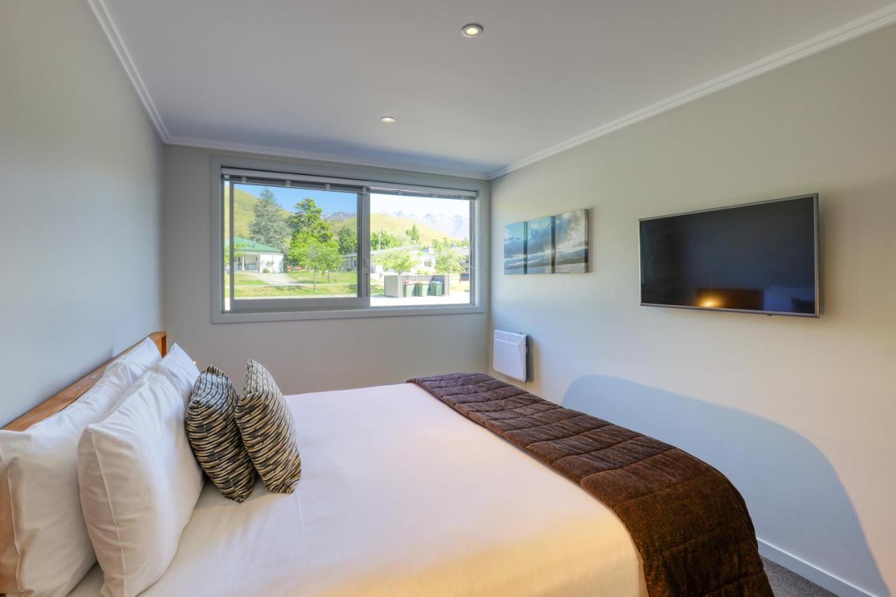 Marsden Lake Resort Central Otago Cromwell Bagian luar foto A bedroom at the hotel