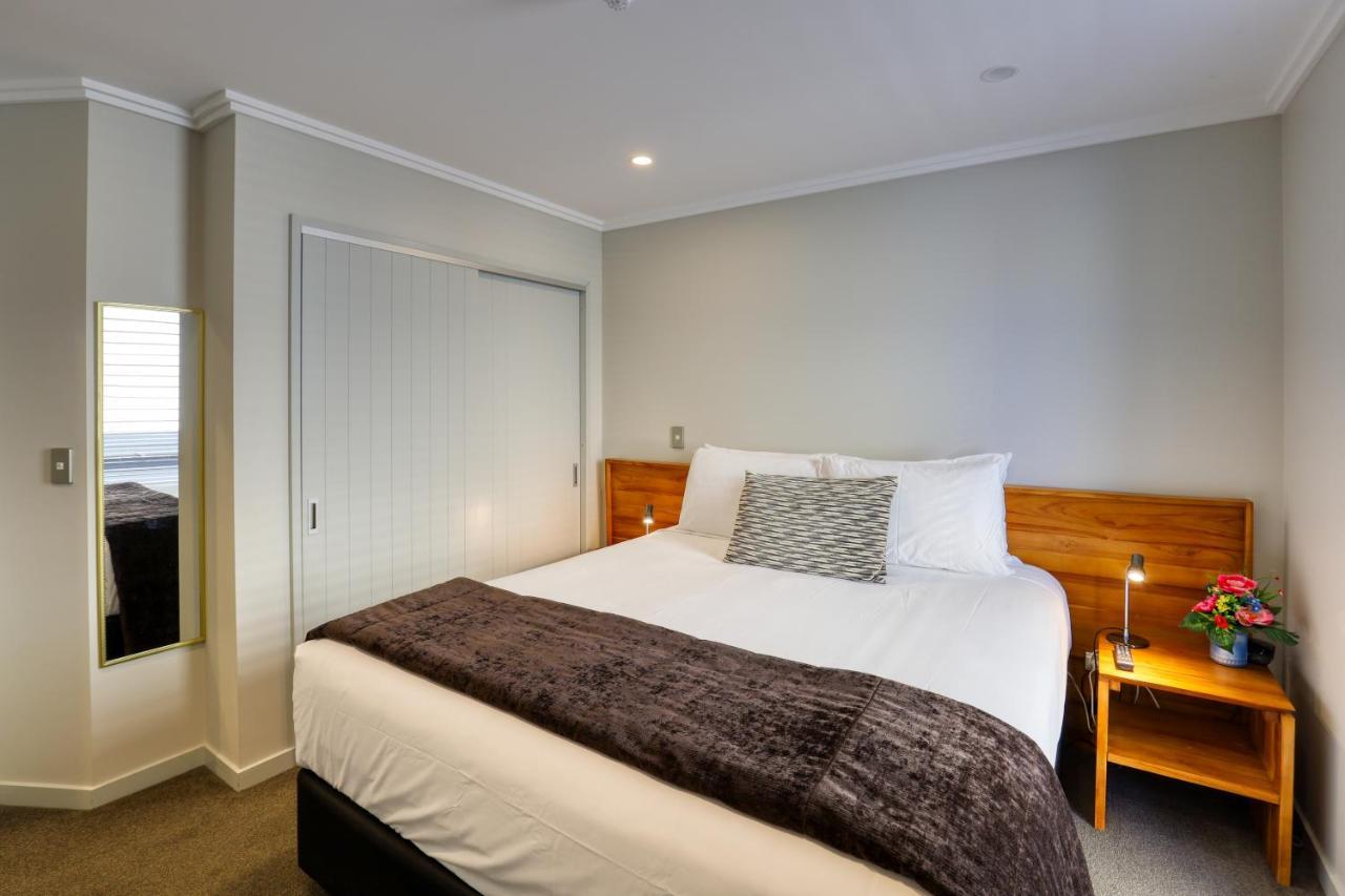 Marsden Lake Resort Central Otago Cromwell Bagian luar foto A bedroom at the hotel