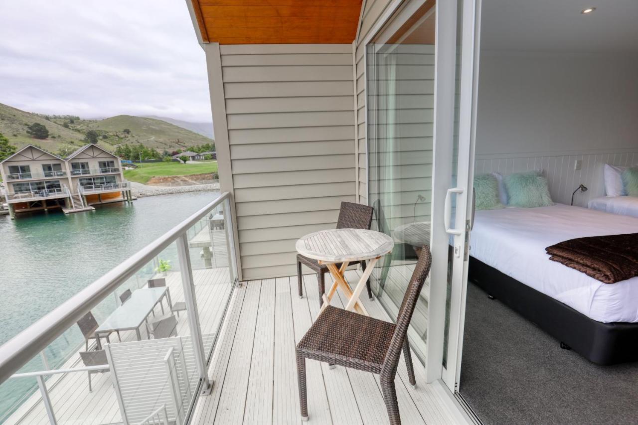 Marsden Lake Resort Central Otago Cromwell Bagian luar foto A balcony in a hotel