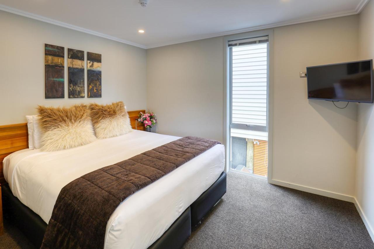 Marsden Lake Resort Central Otago Cromwell Bagian luar foto A typical bedroom at the hotel
