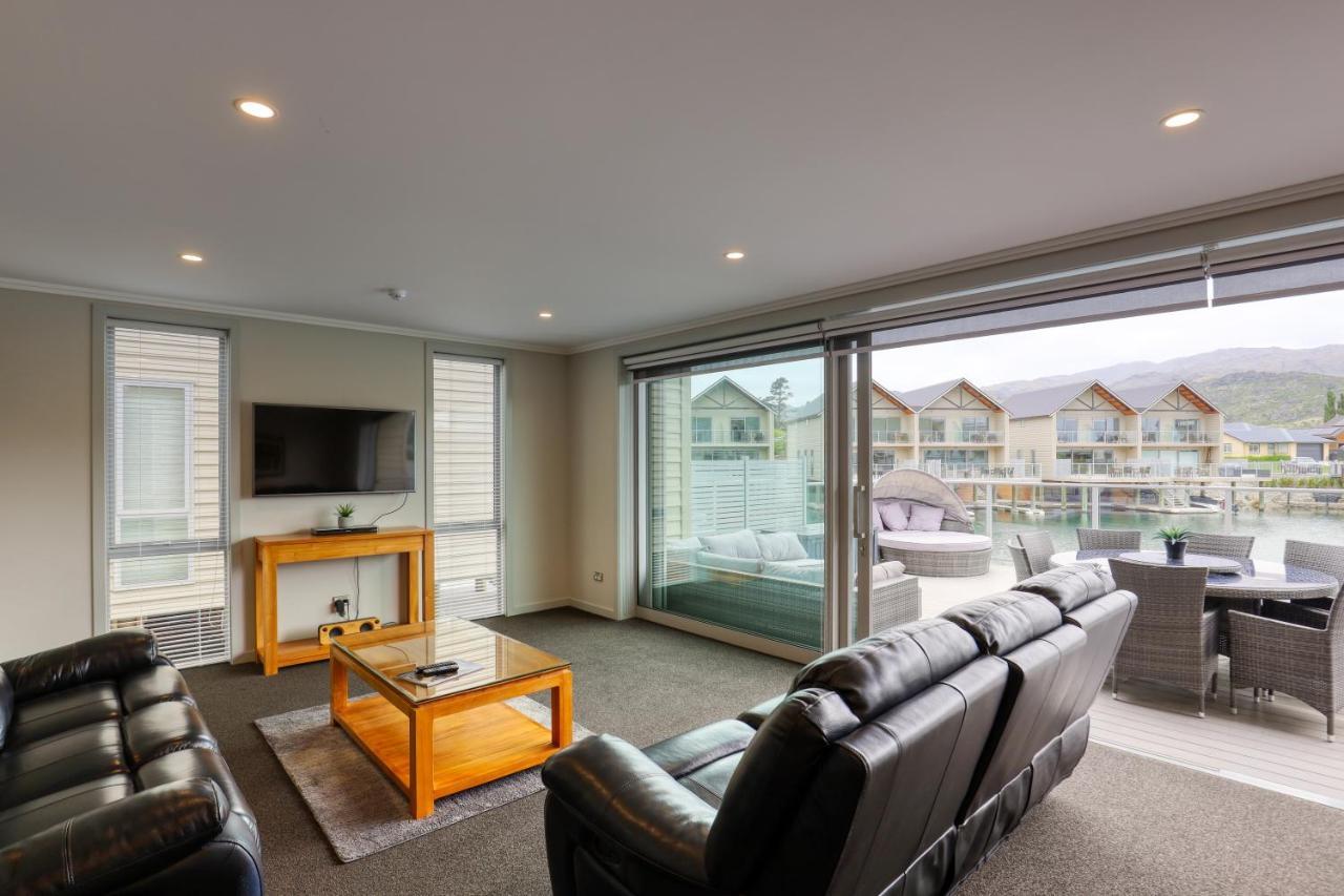 Marsden Lake Resort Central Otago Cromwell Bagian luar foto Living room with sliding doors