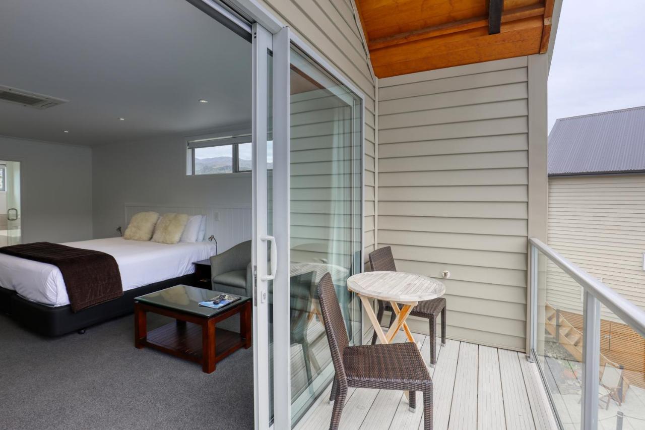 Marsden Lake Resort Central Otago Cromwell Bagian luar foto A balcony in a hotel room