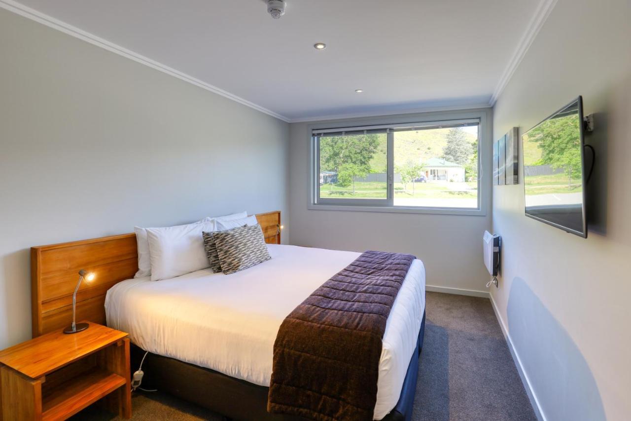 Marsden Lake Resort Central Otago Cromwell Bagian luar foto A typical motel room