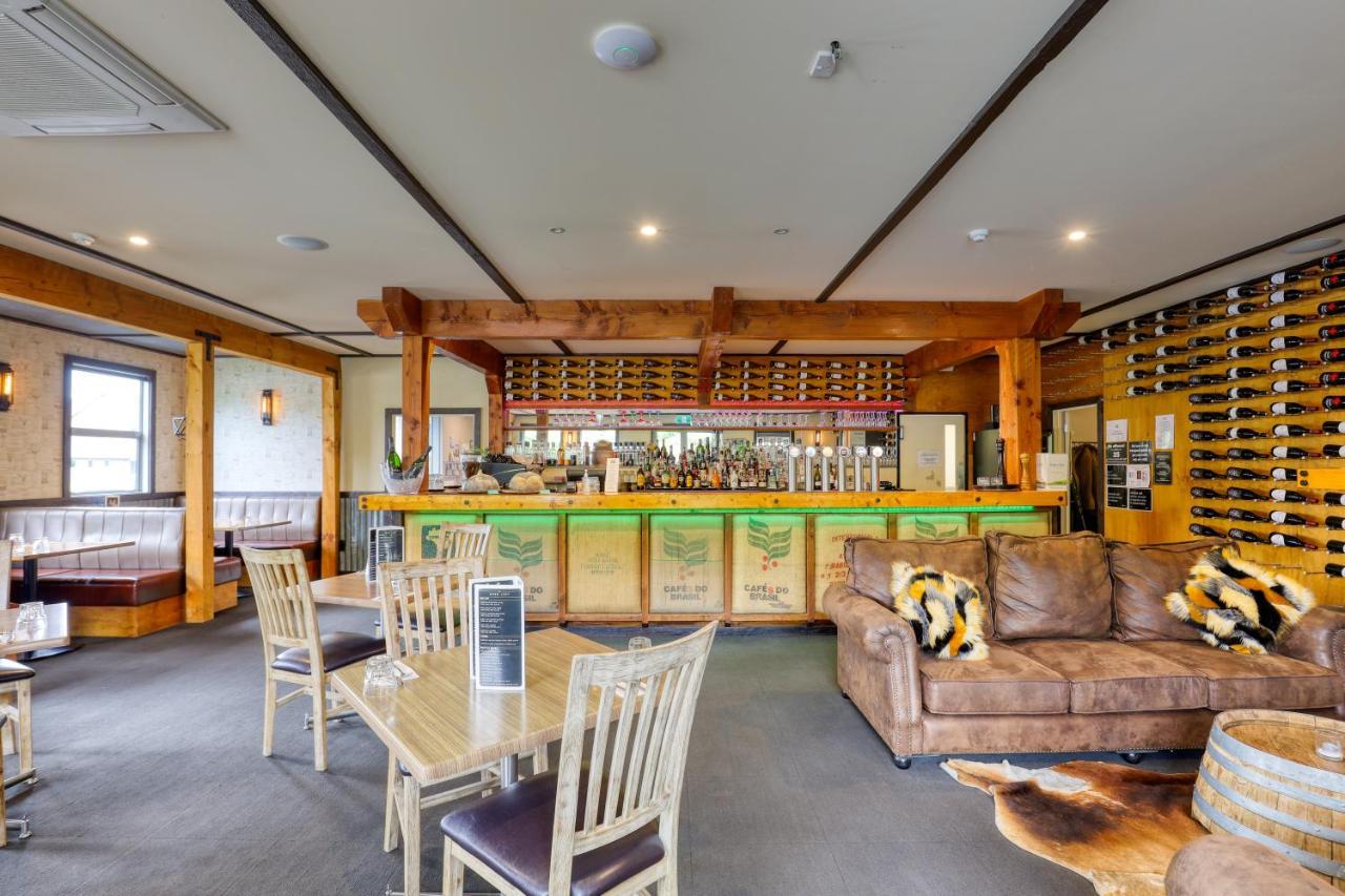Marsden Lake Resort Central Otago Cromwell Bagian luar foto The bar at the restaurant
