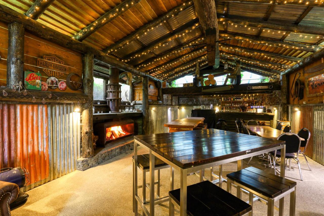 Marsden Lake Resort Central Otago Cromwell Bagian luar foto The interior of the bar