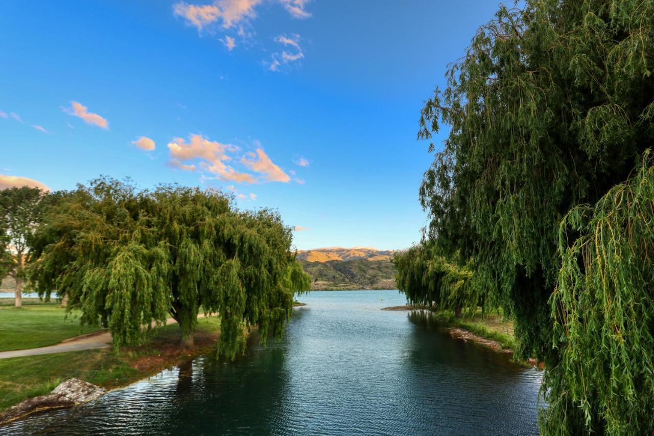 Marsden Lake Resort Central Otago Cromwell Bagian luar foto View of the lake from the dam